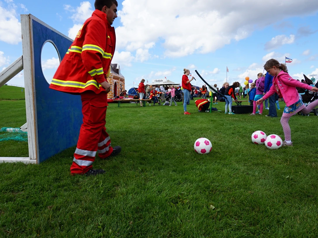 Torwandschießen 2 (c)DLRG OG Otterndorf e.V..JPG