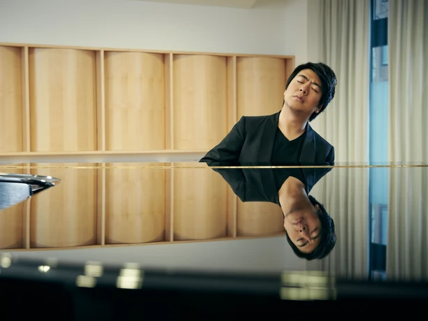 Światowej klasy pianista Lang Lang przy fortepianie