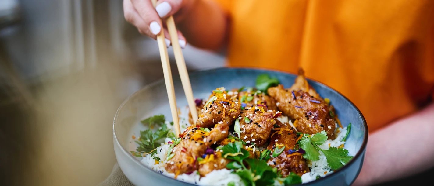 pixabay Asiatische Küche.jpg Eine Schale mit asiatischem Essen wird mit Stäbchen gehalten. Der Inhalt besteht aus Fleisch, Gemüse und Reis.