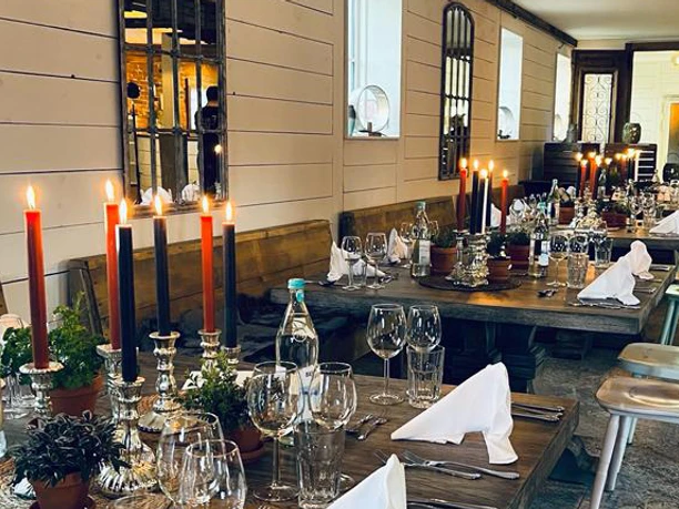 Gedeckte Tische Café Farmos.jpg Gedeckte Tische Café Farmos