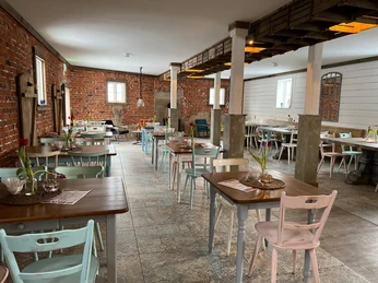 Innenbereich des Café Farmos.jpg Innenbereich des Café Farmos