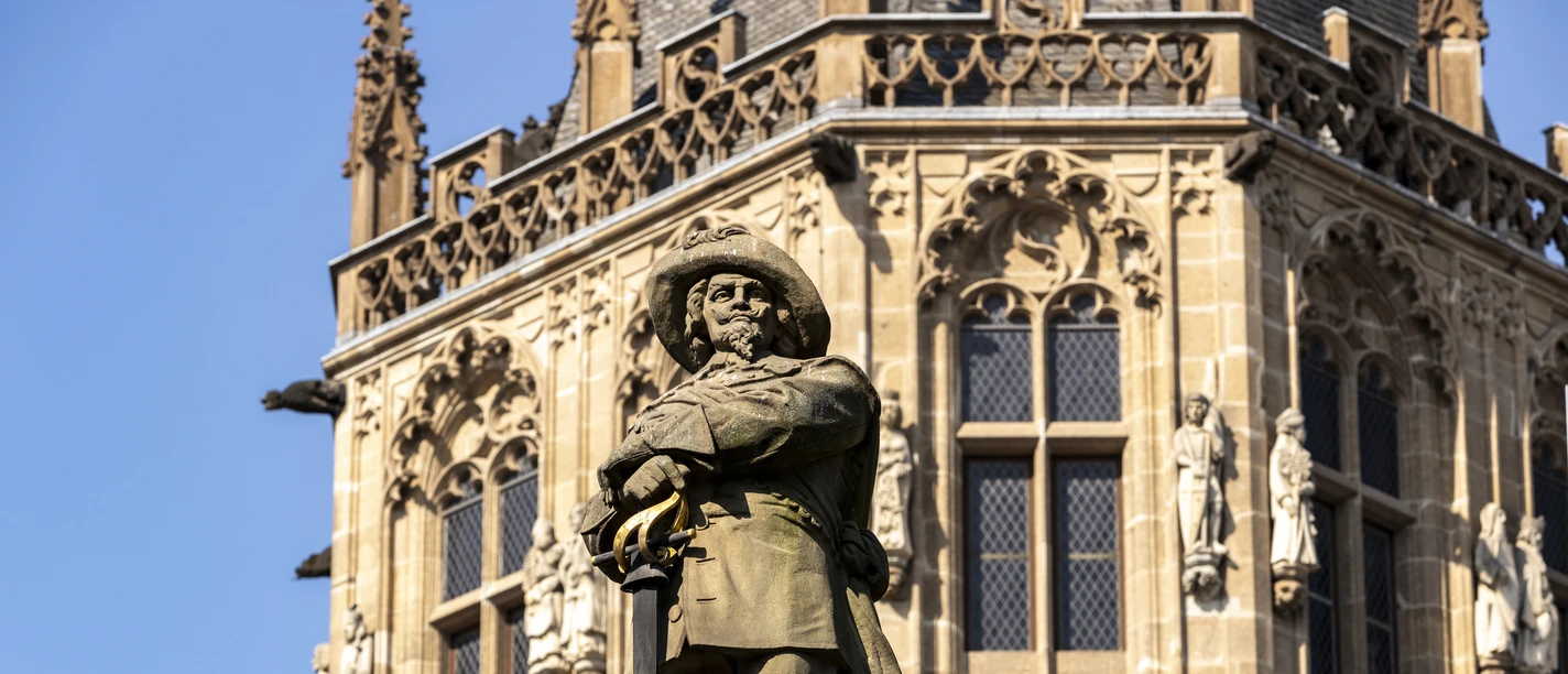 Jan-von-Werth Denkmal und Rathaus Jan-von-Werth-Denkmal in Köln vor der beeindruckenden Fassade eines historischen Gebäudes. Die Statue des Reiters ist detailreich gestaltet und hebt sich vor dem Hintergrund besonders hervor.