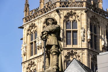 Jan von Werth Monument Jan von Werth monument in Cologne in front of the impressive façade of a historic building. The statue of the horseman is richly detailed and stands out against the background.