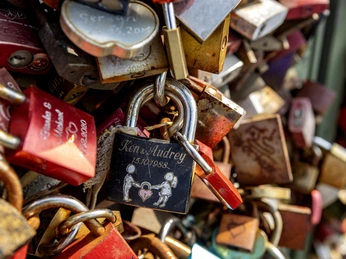 Liebesschlösser Liebesschlösser hängen dicht nebeneinander an der Hohenzollernbrücke in Köln, teils graviert.Love locks hang close together on the Hohenzollern Bridge in Cologne, some of them engraved.