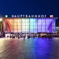 Köln Hauptbahnhof Der Eingang des Kölner Hauptbahnhofs bei Nacht, beleuchtet in Regenbogenfarben.The entrance to Cologne Central Station at night, illuminated in rainbow colors.