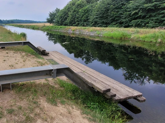 Parkplatz am Schaalsee-Kanal_Silvana Dust_20230704 (4).jpg Einsetzstelle am Schaalsee-Kanal mit Parkmöglichkeiten
