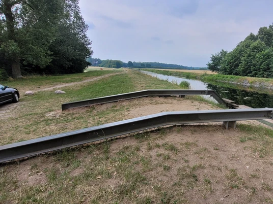 Parkplatz am Schaalsee-Kanal_Silvana Dust_20230704 (6).jpg