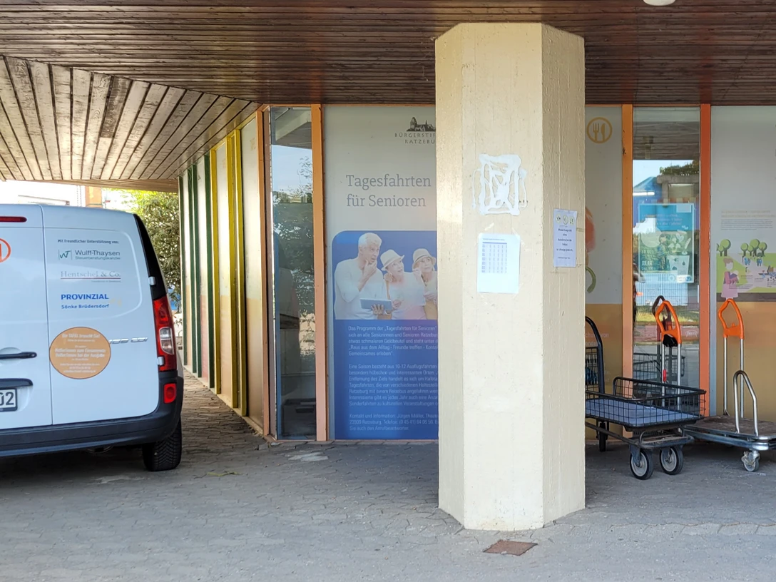 Ratzeburger Tafel_Außenansicht_Silvana Dust_20230711.jpg Die Ratzeburger Tafel ist von außen zu sehen. Man erkennt den Eingang, die Fenster und den Bereich davor