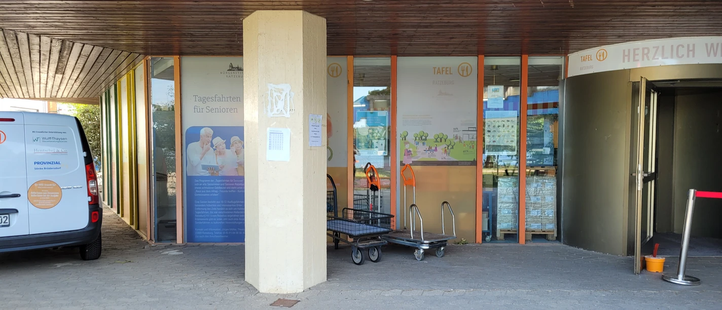 Ratzeburger Tafel_Außenansicht_Silvana Dust_20230711.jpg Die Ratzeburger Tafel ist von außen zu sehen. Man erkennt den Eingang, die Fenster und den Bereich davor