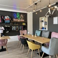 Energy Lab Farchant - Innenbereich Innenansicht des Cafés Energy Lab mit Radbekleidung zum Kauf an den Wänden