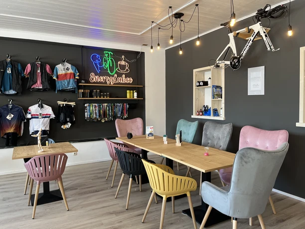 Energy Lab Farchant - Innenbereich Innenansicht des Cafés Energy Lab mit Radbekleidung zum Kauf an den Wänden