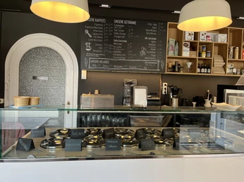 Energy Lab Farchant - Verkaufstheke Verkaufstheke des Cafés mit Eis, Kuchen und Sandwiches