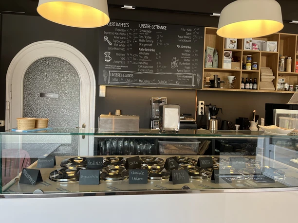 Energy Lab Farchant - Verkaufstheke Verkaufstheke des Cafés mit Eis, Kuchen und Sandwiches