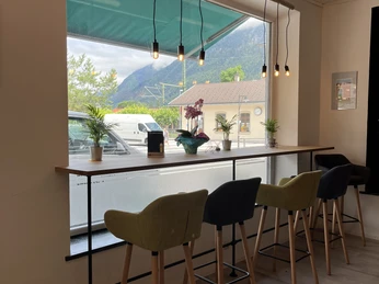 Energy Lab Farchant - Hochtische am Fenster Reihe mit Hochtischen direkt vor dem Fenster mit toller Sicht nach draußen auf die Bahnhofstraße