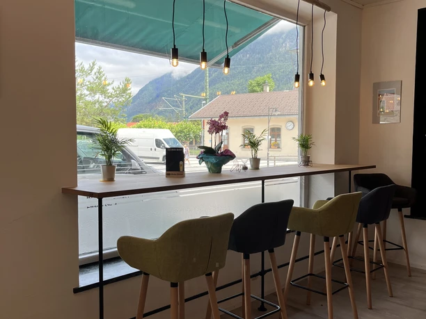 Energy Lab Farchant - Hochtische am Fenster Reihe mit Hochtischen direkt vor dem Fenster mit toller Sicht nach draußen auf die Bahnhofstraße