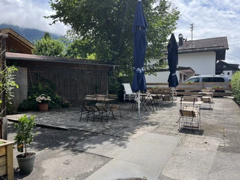 Energy Lab Farchant - Außenbereich Außenbereich mit Stühlen und Tischen im Innenhof