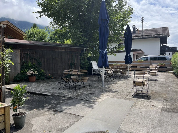 Energy Lab Farchant - Außenbereich Außenbereich mit Stühlen und Tischen im Innenhof