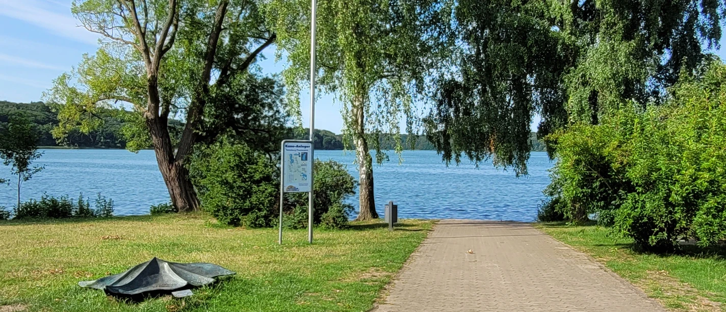 Kurpark Theaterplatz_Silvana Dust_1980x1080_20230711.jpg Einsetzstelle im Ratzeburger Kurpark. Gepflasterter Weg führt zum Wasser