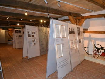 VNP Ausstellungsreihe Wilsede Eröffnung_Ausstellung Shaul Ladany Bild 2_230705.JPG