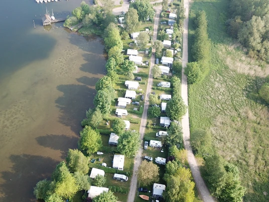 Camping Zur schoenen Aussicht Luftbild1,2018_05_13 ©Campingplatz Zur schönen Aussicht.jpg Luftbild des Campingplatzes mit Grünflächen und Wohnmobilen