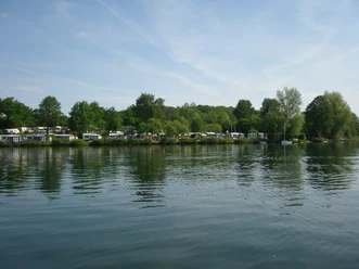 Campingplatz Schwalkenberg P5120038.JPG Blick vom See aufs Ufer mit dem Campingplatz Schwalkenberg, Wohnmobile sind sichtbar