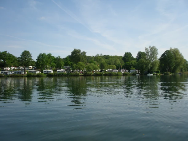 Campingplatz Schwalkenberg P5120038.JPG Blick vom See aufs Ufer mit dem Campingplatz Schwalkenberg, Wohnmobile sind sichtbar