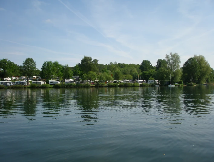 Campingplatz Schwalkenberg P5120038.JPG Blick vom See aufs Ufer mit dem Campingplatz Schwalkenberg, Wohnmobile sind sichtbar