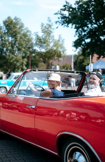 PS.Rallye 2023: Startpunkt PS.SPEICHER Roter Oldtimer beim Start der PS.Rallye 2023