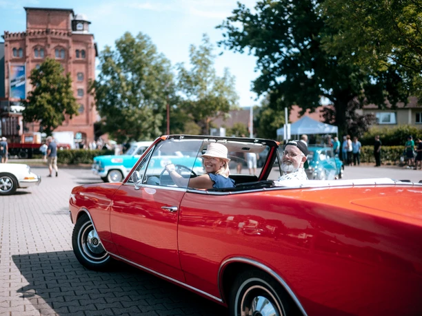 PS.Rallye 2023: Startpunkt PS.SPEICHER Roter Oldtimer beim Start der PS.Rallye 2023