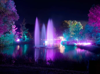 Beleuchtete Fontäne zu den Wandel-Nächten im Kurpark Bad Bevensen (c) BBM.jpg