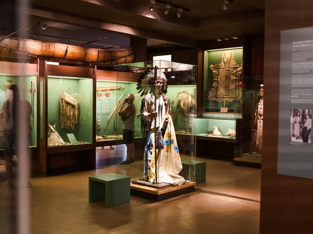 Karl-May-Museum Radebeul.jpg Karl-May-Museum in Radebeul mit Exponaten zur Kultur der indigenen Völker Nordamerikas.