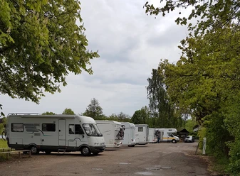 Wohnmobilstellplatz_AquaSiwa.jpg Mehrere Wohnmobile stehen nebeneinander auf einem Platz