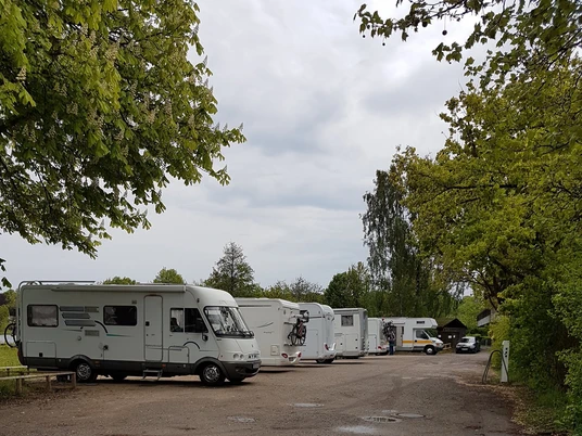 Wohnmobilstellplatz_AquaSiwa.jpg Mehrere Wohnmobile stehen nebeneinander auf einem Platz