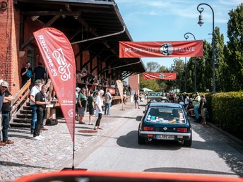 PS.Rallye 2023 Startdurchfahrt der Rallye mit vielen Oldtimern und Zuschauer:innen