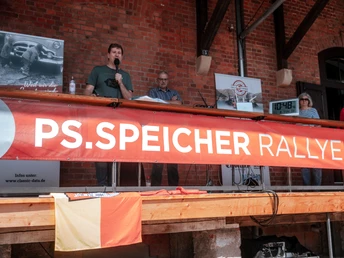 PS.Rallye 2023: Vorstellung Auf einer Bühne werden die einzelen, teilnehmenden Oldtimer vorgestellt.
