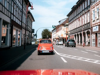 PS.Rallye 2023 Teilnehmende Fahrzegue einer Oldtimerrallye auf einer Straße in der Einbecker Innenstadt.