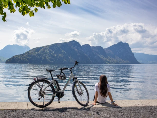 Rent a bike, ride a bike Cycling on Lake Lucerne