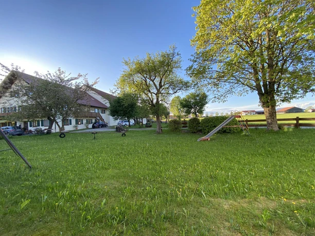 Links - alter Hof, im Hintergrund neuer Hof