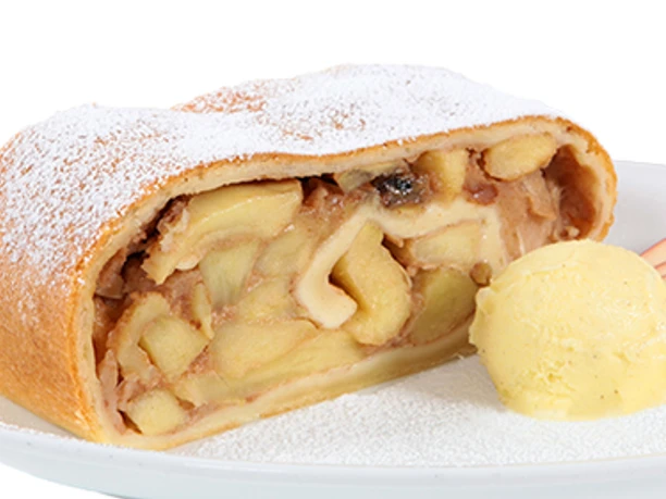 Gasthaus Görtmöller Ein Apfelstrudel auf weißem Teller, begleitet von einer Kugel Vanilleeis und drei dünnen Apfelscheiben.