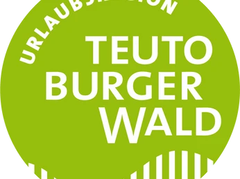 LOGO_WEB__TEUTO_UR_GREEN_1024x1024.png Rundes, grünes Logo mit weißem Text "Urlaubsregion Teutoburger Wald" und geschwungenen Linien.