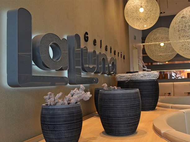 LaLuna Gelateria LaLuna mit modernen Elementen und stilvollen, kugelförmigen Lampen im Innenbereich.