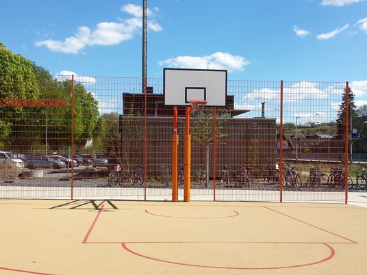 Siegauenplatz mit Basketballanlage
