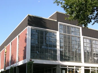 St. Marien.JPG St. Marien-Kirche mit modernem, kubistischem Design, großen Glasfenstern und rot-schwarzer Fassade.