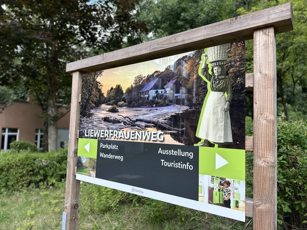 Infotafel am Start Liewerfrauenweg-Wegweiser zeigt Richtung Wanderweg, Ausstellung und Touristeninformation in Solingen.