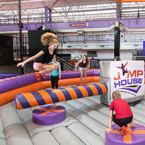 Dzieci pojedynkują się w Survival Jump w największym parku trampolin w środkowych Niemczech.