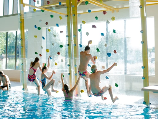 delfinoh_KletterwandHallenbad(c)sven hüsemann.jpg