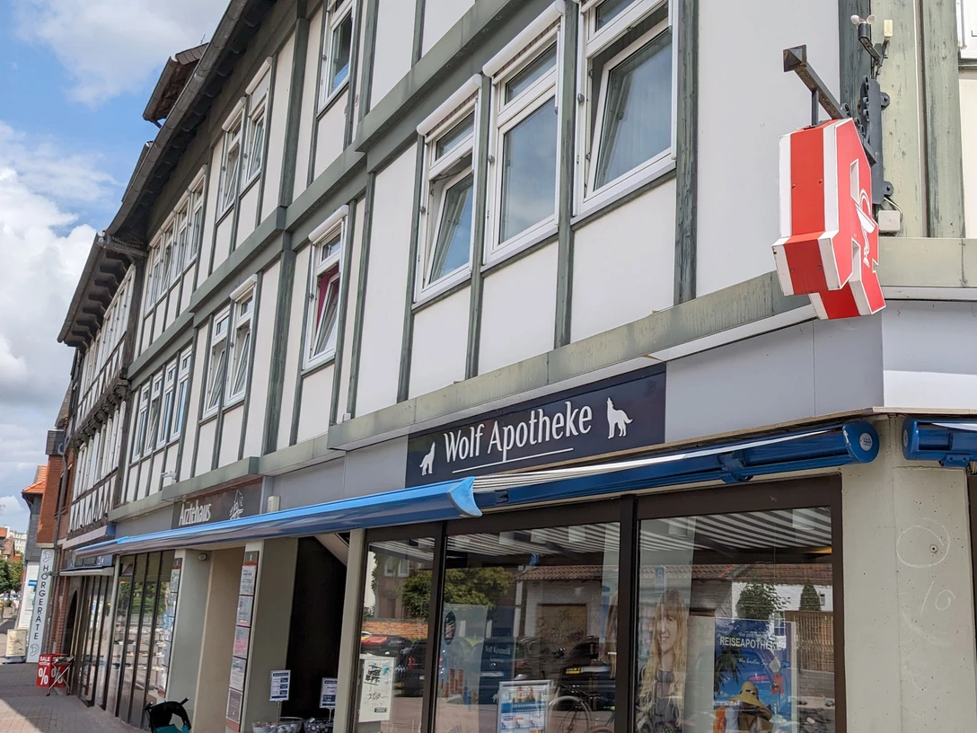 Wolf Apotheke Ein Eckhaus mit hellem Fachwerk, im Erdgeschoss die Wolf Apotheke