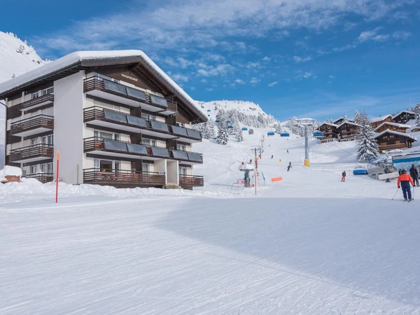 Aussenansicht mit Moosfluh Aletschgletscher Bahn