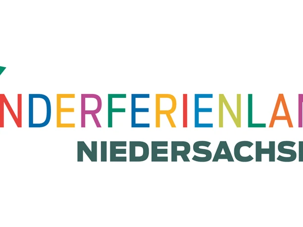 Logo Kinderferienland Niedersachsen, TMN 2022_RGB_Angepasst Datenbank.png Buntes Logo Kinderferienland Niedersachsen mit spielender Figur und grünem Fähnchen über Schriftzug.