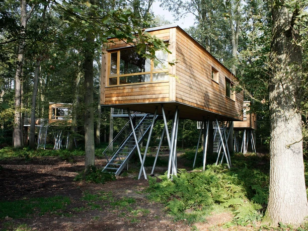 baumhaushotel-von-vorne.jpg